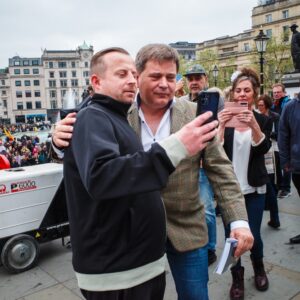 Londres, Royaume-Uni - 13 mai 2023 : le député du parti Reclaim Andrew Bridgen pose pour un selfie lors du rassemblement Truth Be Told à Trafalger Square.