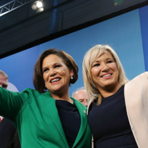 Mary Lou McDonald (à gauche) et Michelle O'Neill (à droite) à Ard Fheis (2018).  Crédit photo : Sinn Fein/Wikicommons